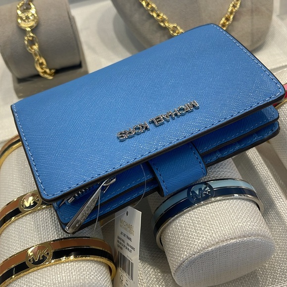 Michael Kors Medium Saffiano Leather Wallet
South Pacific
NWT - Picture 6 of 16